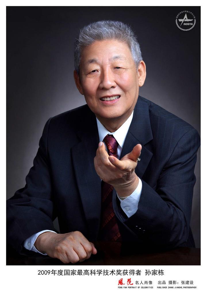 孙家栋的牛皮箱里装着他的一片憧憬,装着他的满腹理想和拳拳报国之心.