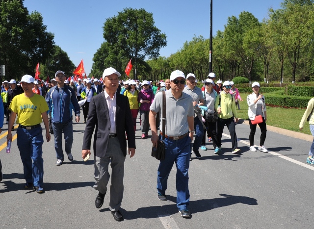 省市共同举办庆祝全国科技工作者日徒步活动