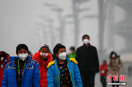 12月21日，北京持续雾霾，空气重度污染。自12月16日20时起北京启动空气重污染红色预警应急措施。 中新社记者 富田 摄