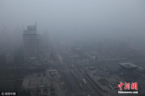 2016年12月19日，鸟瞰西安城市，雾霾笼罩，不太远的建筑也几乎被雾霾“吞噬”，看不到一点影，当日早八点，空气质量指数达409，为严重污染。 图片来源：视觉中国