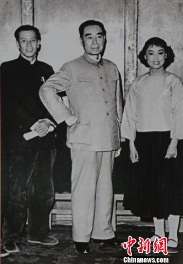 当年，林榆(左)受到周恩来总理接见 受访者提供 摄
