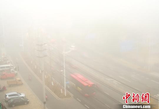 四川境内雾霾天气致30多条高速关闭航班延误