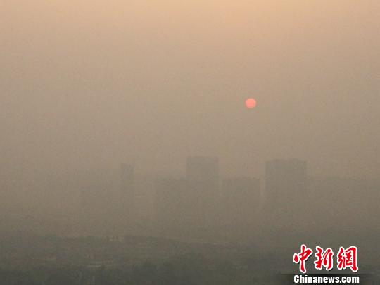 7日下午拍摄的成都市区，远处的夕阳快要落山。　刘忠俊 摄