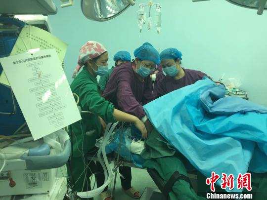 云南一产妇产后病危医生凌晨打车赶赴30公里外抢救