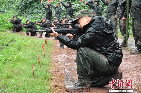 重庆武警某部士官进行年度军事考核（图）