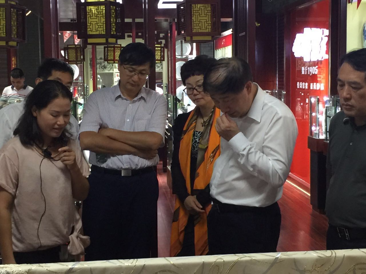 中国硅酸盐学会副秘书长谭抚,株洲市科协主席胡湘等参观红官窑瓷业